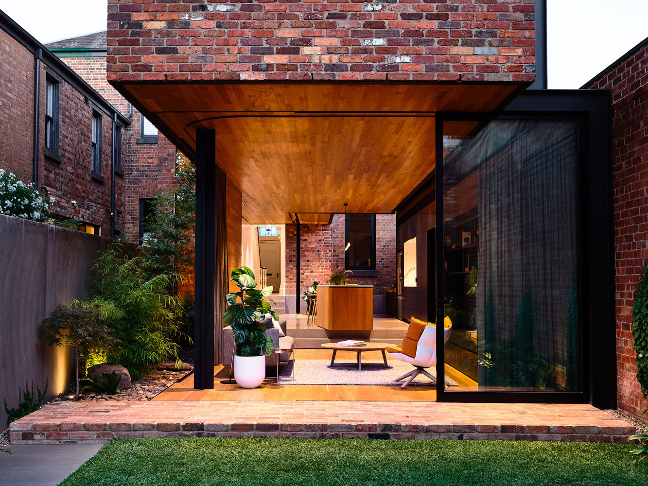 近一个半世纪以来,这栋特殊的房子(其中被列入遗产名录的一栋房子),位于中央商务区的角落并且需要专业的遗产咨询。作为我们自己的遗产调查的一部分,我们对这栋房子的历史进行了编目和研究,同时也对附近建筑结构和形式的演变和标志性进行了研究。我们希望确保原有的结构能够忠实于它的时代,讲述它过去的故事,但同时也希望任何新的改造工作都能从旧的故事中诞生,将住宅带入当代,以便在未来的岁月中讲述这个故事。最终的结果是通过在旧的范围内塑造一个新的程序框架来实现的,重新利用现有的房间,并在规划和遗产准则允许的情况下增加额外的家庭空间。