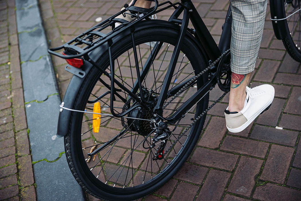 后轮无刷电机为电动自行车静音,为您提供高达32 km / h的辅助骑行速度,而Shimano变速箱则有6种速度设置可供选择。这款自行车的两种变体提供250W或350W电动机以及36V 10aH或14aH电池之间的选择,这使它们在充满电的情况下可以行驶80公里