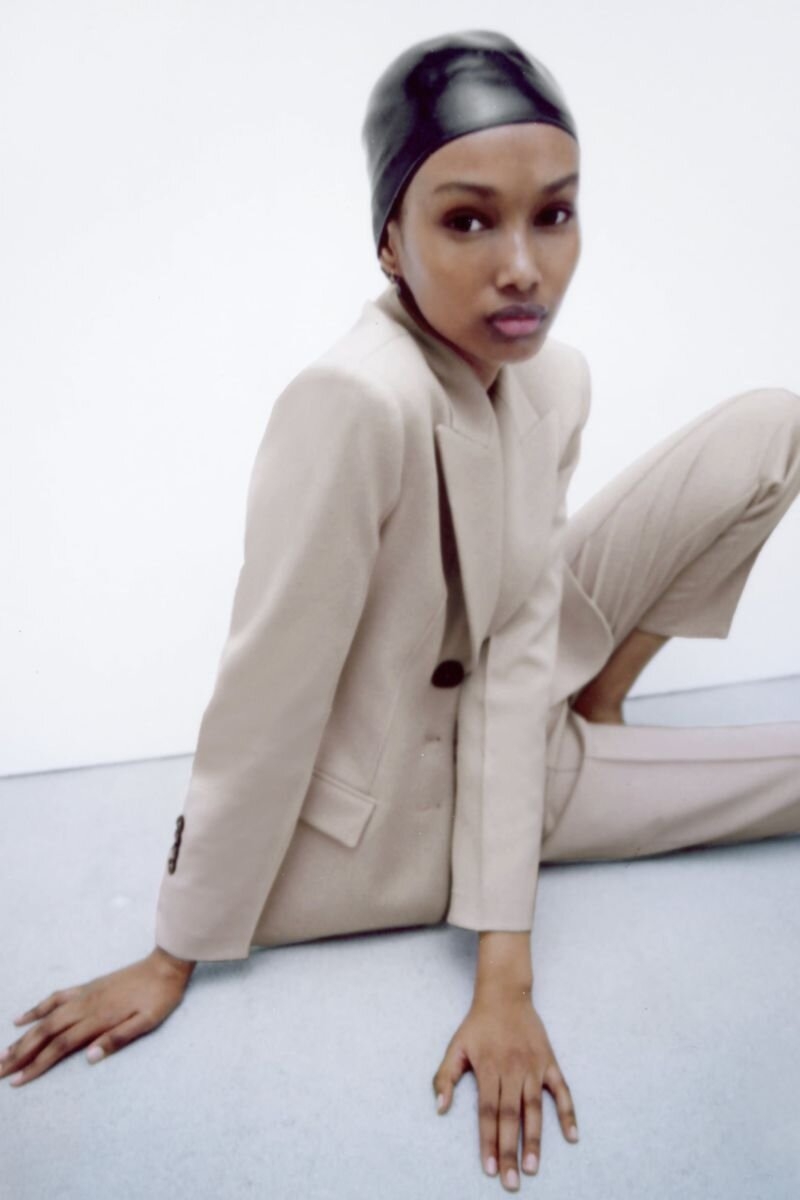 身穿Hanna Tveite镜头的乌格巴德·阿卜迪图片