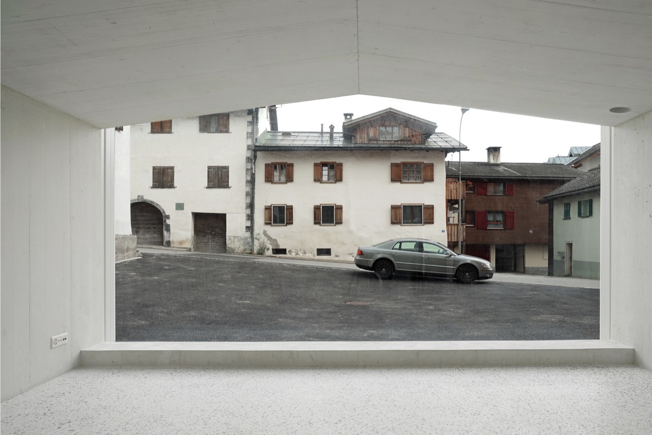 在分隔线的历史村庄片区这端被成为“城市之家”。清晰简单的幕墙强调了房前公共空间,房间体量都朝向村庄。这里还有儿童卧室和客房。朝着建设区的另一端场地升起了所为的“乡村之家”,低位置的刚性体量面向着景观