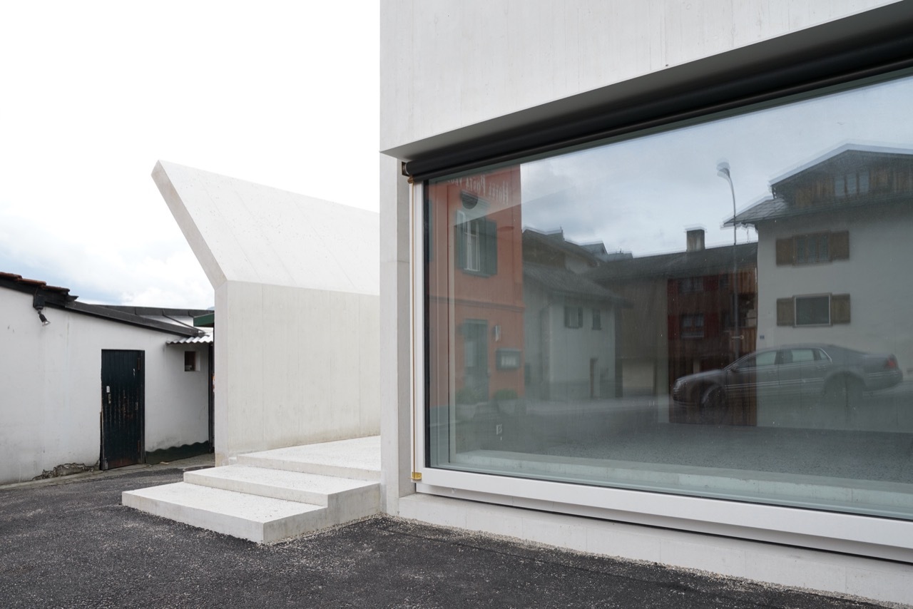 两端通过地下的大厅进行连接,那里是家庭的日常起居开展的地方。两个天窗带来了自然采光。所有的主要房间都合适地布置于山墙(短轴的)边,把这里转化成了洞穴。每个空间都通过90米长的楼道进行连接,楼道就像整座建筑的脊柱一样