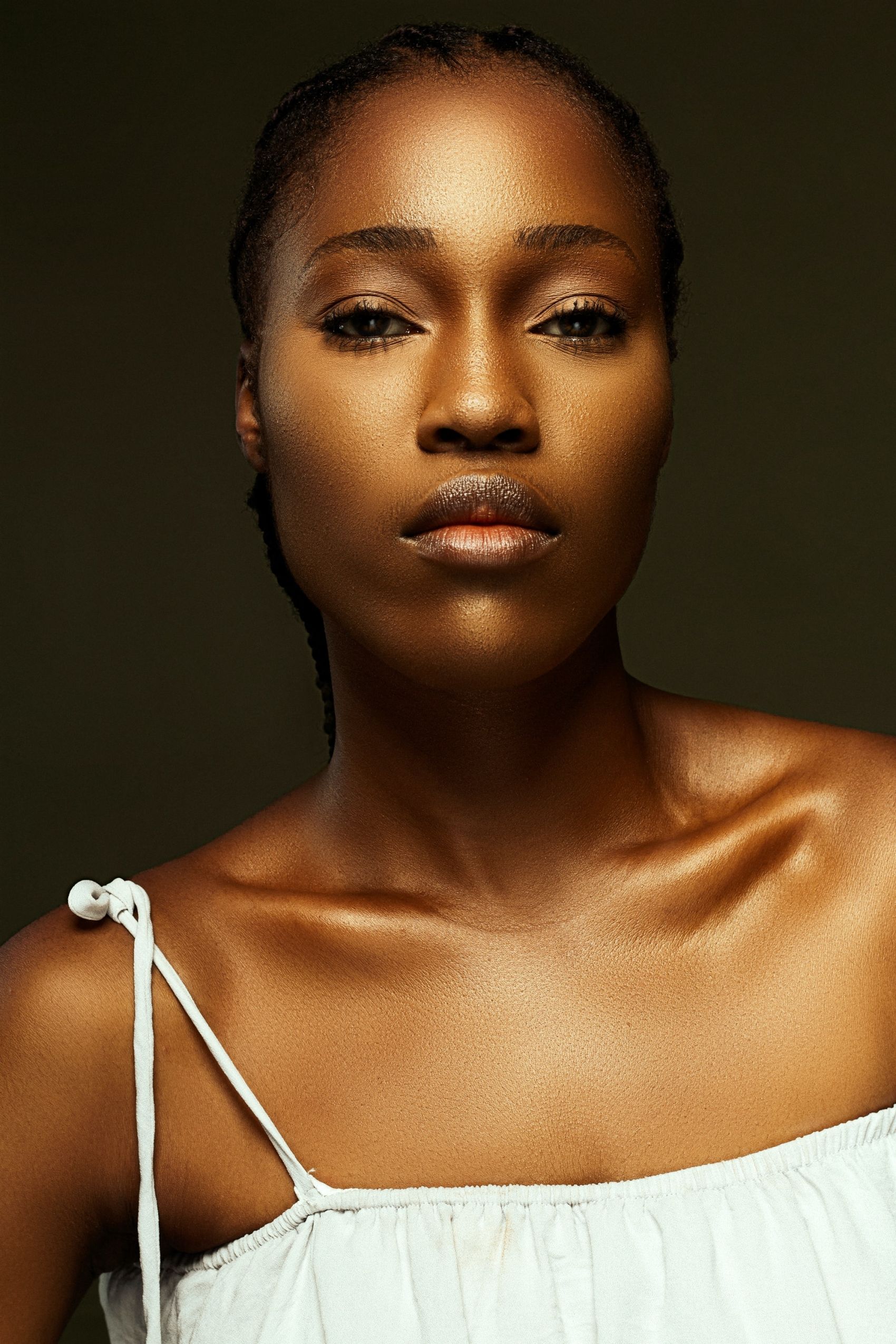 非洲金箔色吊带裙肌肤女郎图片