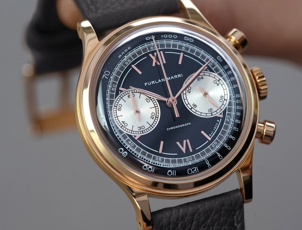 精工机芯的石英机芯为表的秒针提供了光滑,黄油般的机芯,几乎使表盘看起来像是在编舞着时间。为了发扬光大,该表的表壳采用阶梯式设计,带纹理的表冠和两个刻有按钮的按钮,所有这些都赋予了该表永恒的美感