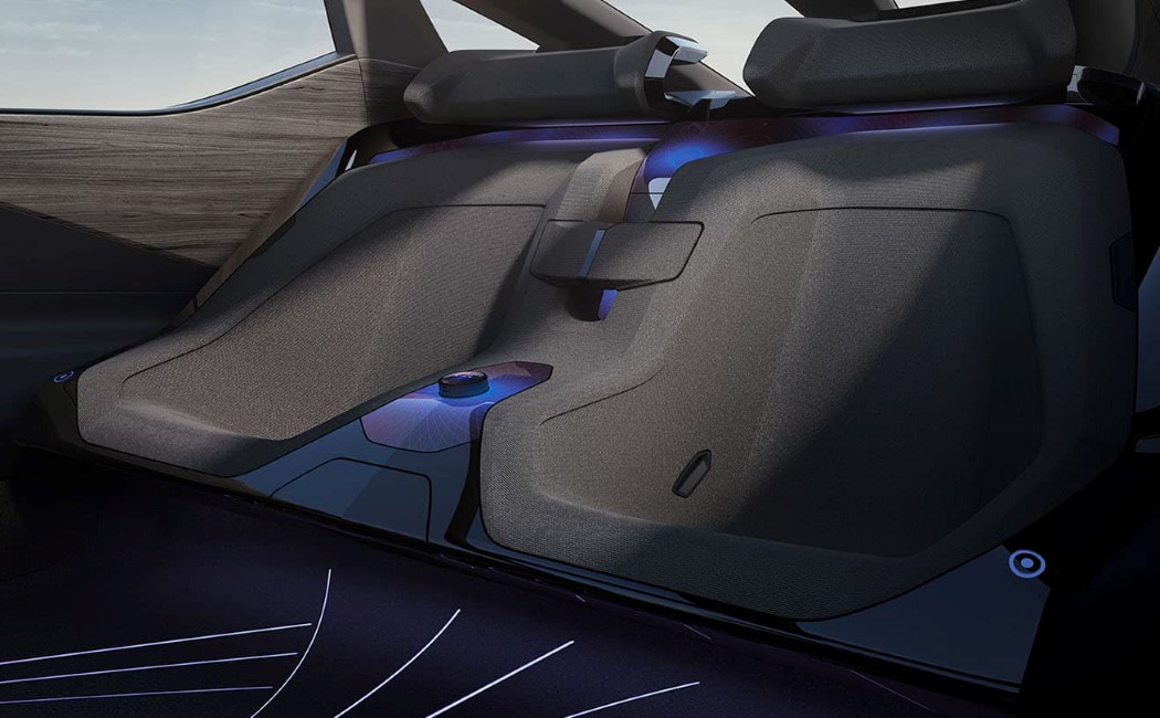 内部设计采用开放和简约的设计,体现了雷克萨斯以人为本的方法的更高水平,座舱具有增强现实平视显示器,仪表,触摸屏显示器以及其他功能,这些功能组合在一个模块中