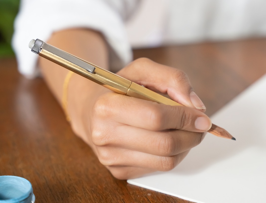 可将普通木制铅笔升级为完美高端文具的黄铜支架---酷图编号3