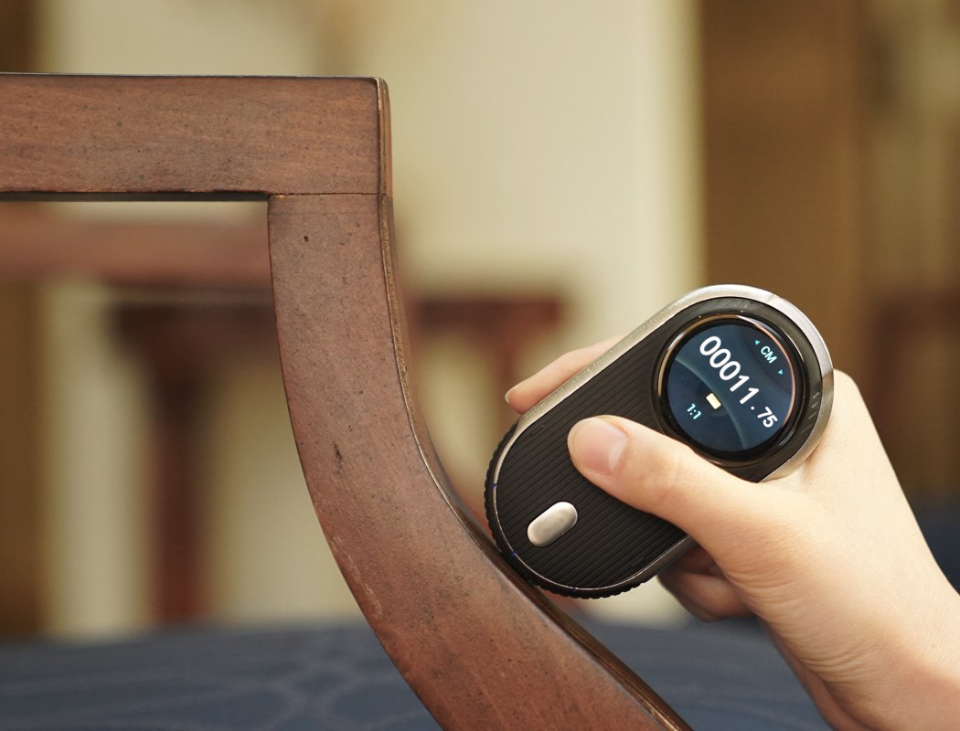 MEAZOR的长度不到4英寸,是目前可用的最小的激光室扫描仪。考虑到它的尺寸,它甚至可以替代几乎所有的量角器到英寸卷尺的测量工具,都给人留下了深刻的印象。即使是其激光测量仪,其精确度也高达25英尺(82英尺)。在内部,STM32微处理器可以处理所有繁重的工作,而MEAZOR的电池本身具有30天的待机时间。 MEAZOR设备随附有Type-C充电电缆,微型三脚架(用于房间扫描)和小螺丝刀