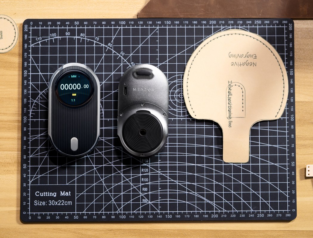 其弯曲的设计在一侧带有轮子(可让您通过在表面上滚动来测量距离),而在另一侧带有激光测量仪(可充当精确的2D扫描仪和激光测量仪)。它们之间是圆形的多点触摸显示屏,以及一个按钮界面,使您可以测量距离,保存指标并将其共享到手机中