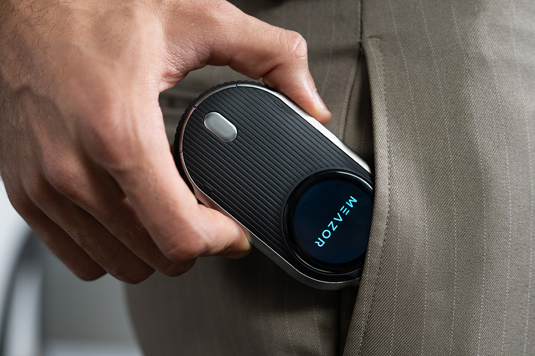 这款微型测量仪的设计和外形与2008年颇具标志性的摩托罗拉Aura极具相似性。除了其独特的设计外,MEAZOR是一款功能强大的测量仪,能够精确扫描平面图,测量大小距离(即使在弯曲的路径上),也可以用作轮廓量规,并将所有指标保存到手机中。