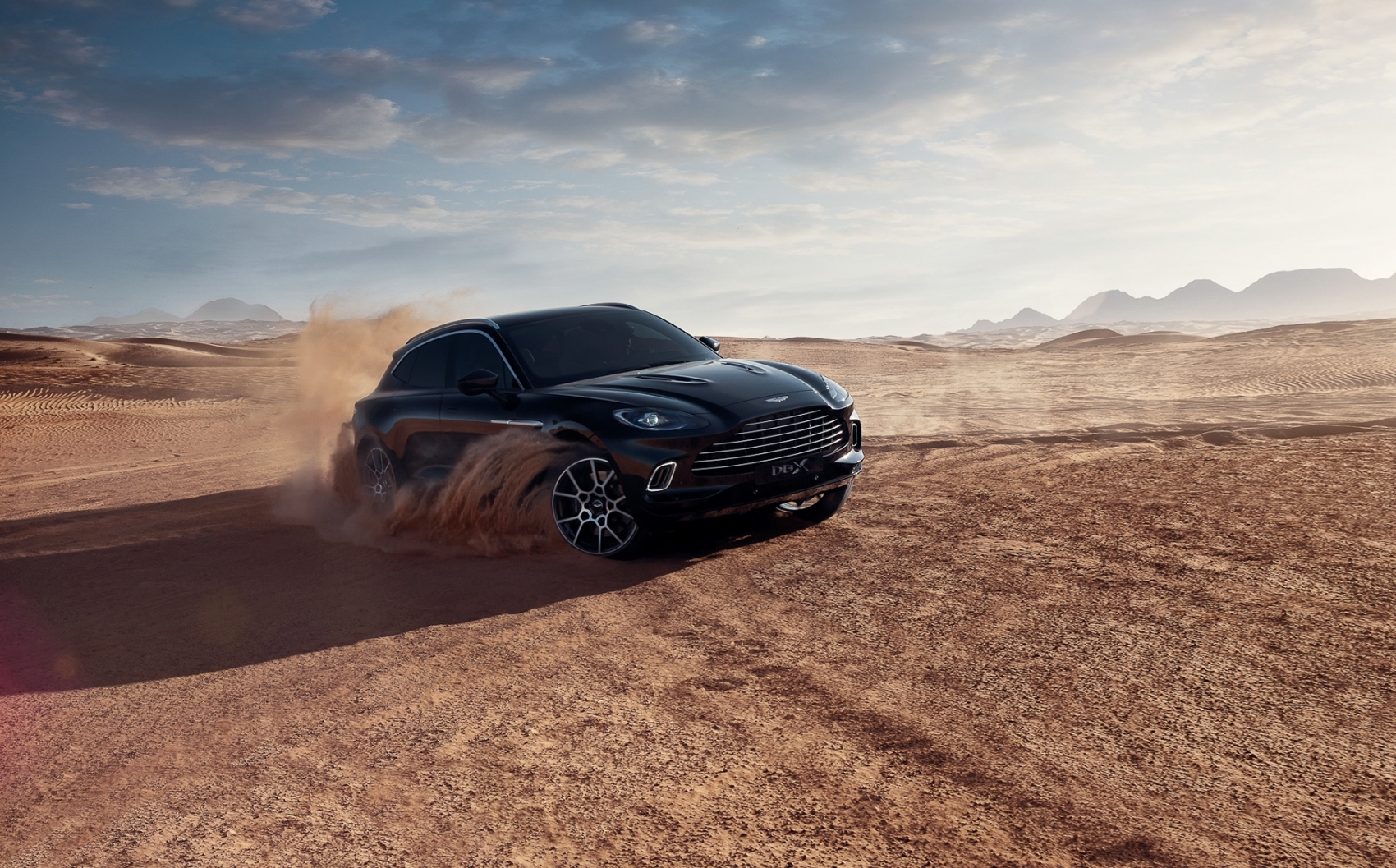 阿斯顿?马丁DBX-沙漠驰骋图图片