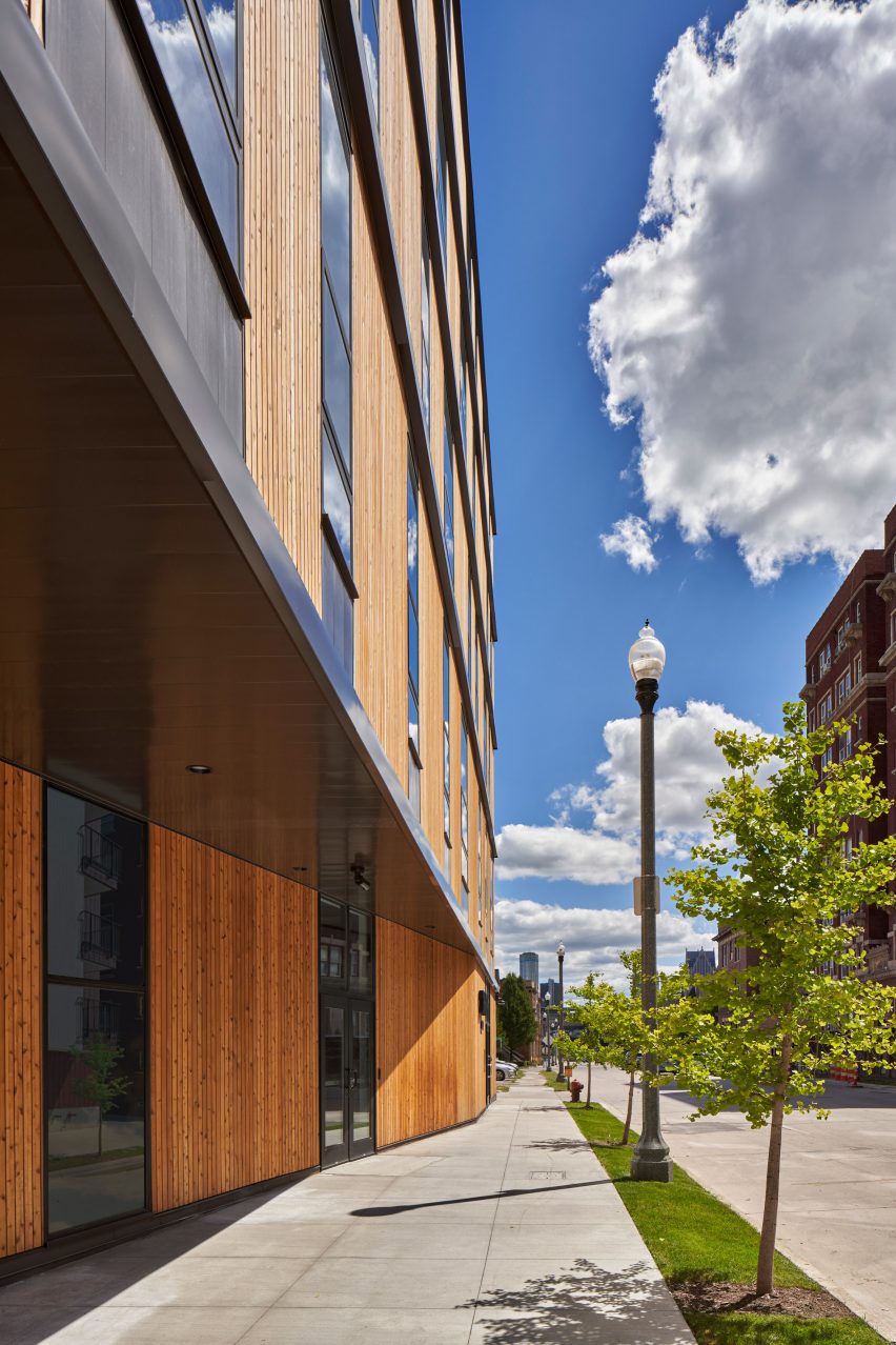 LOHA用雪松覆盖建设的底特律John R 2660公寓楼---酷图编号2