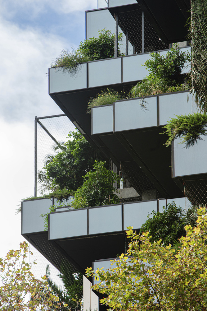 为了向墨尔本的传统遗产致敬,一层的裙楼经过重新设计后,在其1899年建造的木材厂及仓库的原始立面周围打造了全新的空间。该建筑将现代设计与自然相结合,并以加拿利棕榈树和其他树木装点着大堂上方的10层停车空间,以此沿着立面向上打造层次丰富的错落绿植空间