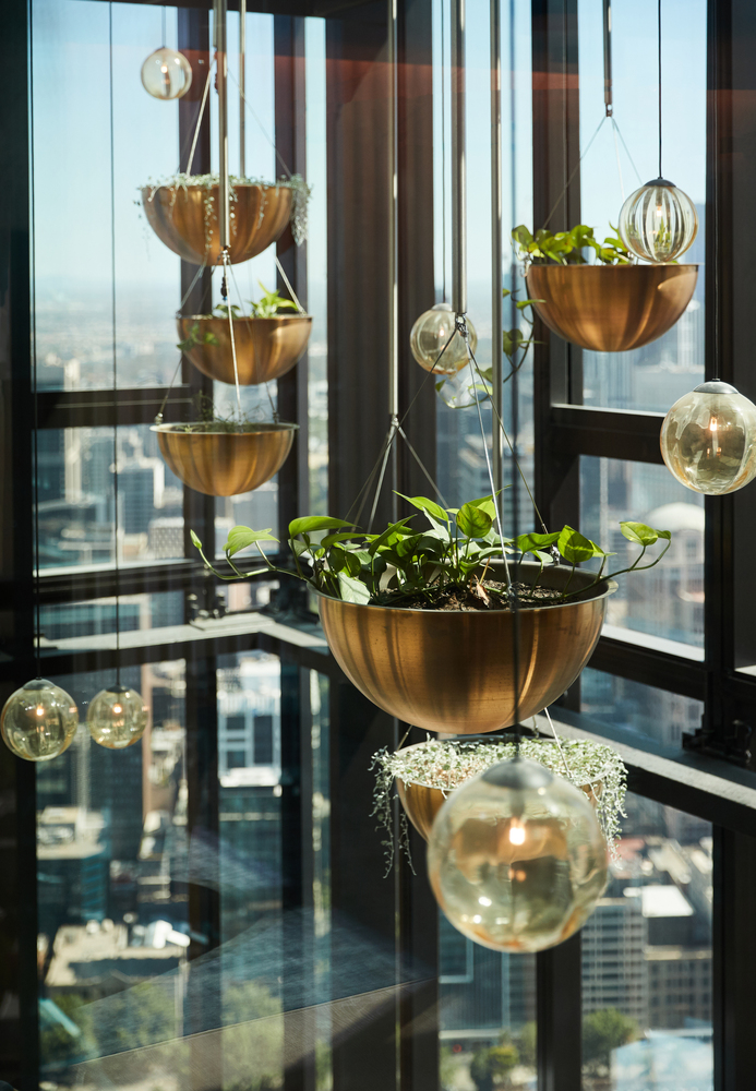 这栋位于南岸的摩天大楼包含了超过100层,其中包含了1105个公寓单元以及前所未有配备齐全的居民设施,并囊括了餐饮、多功能空间、剧院、健身房、游泳池、水疗中心和宽敞的烧烤露台等功能区域。