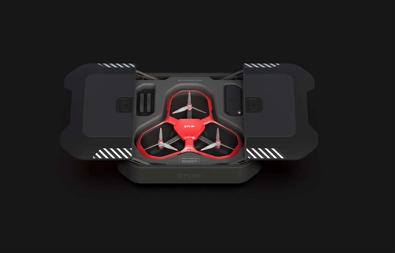 可以帮助消防员快速定位建筑物中火源的热成像无人机---酷图编号1352571