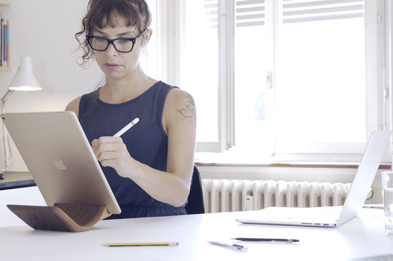 配有磁性由单块木头雕刻而成的 iPad Pro 支架---酷图编号3