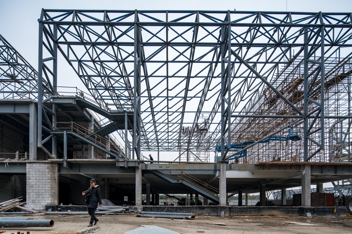 西侧较小的“气囊”是游泳馆,其中设置了5条25米泳道,可以承载日常训练和小型赛事。顶部的天窗和南北立面采用的张拉膜和阳光板双层幕墙体系,让整个室内充满了舒适的自然光。两端的开窗将校园和城市的景色尽收眼底,也使“空中泳池”的明亮和轻盈达到了极致