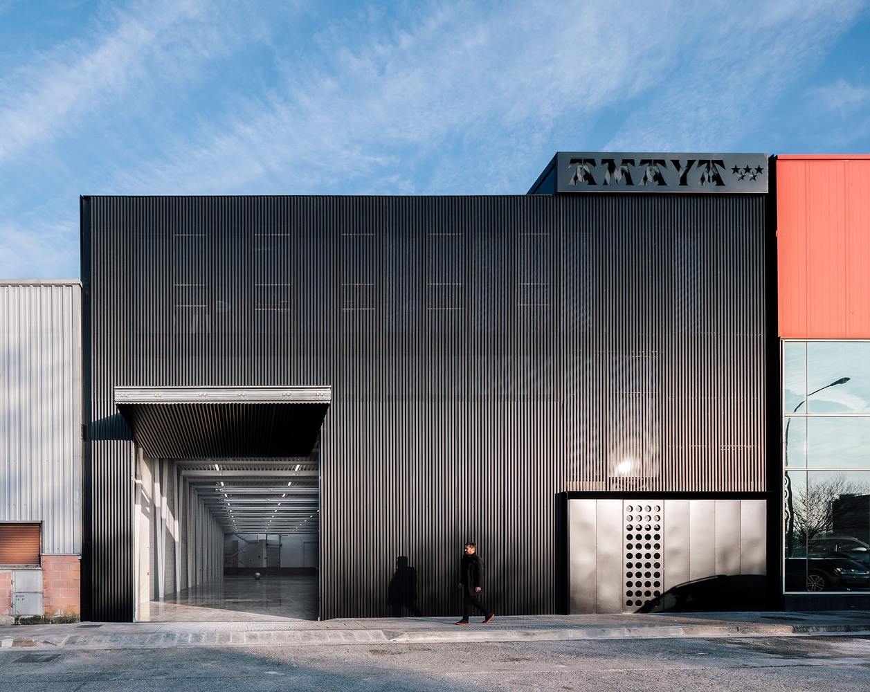 西班牙1957平米的集装箱工业风建筑封面大图