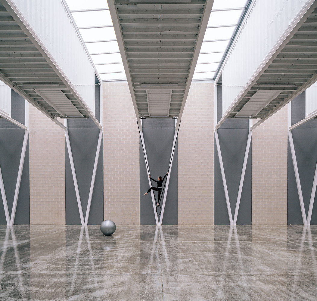 西班牙1957平米的集装箱工业风建筑---酷图编号1353501