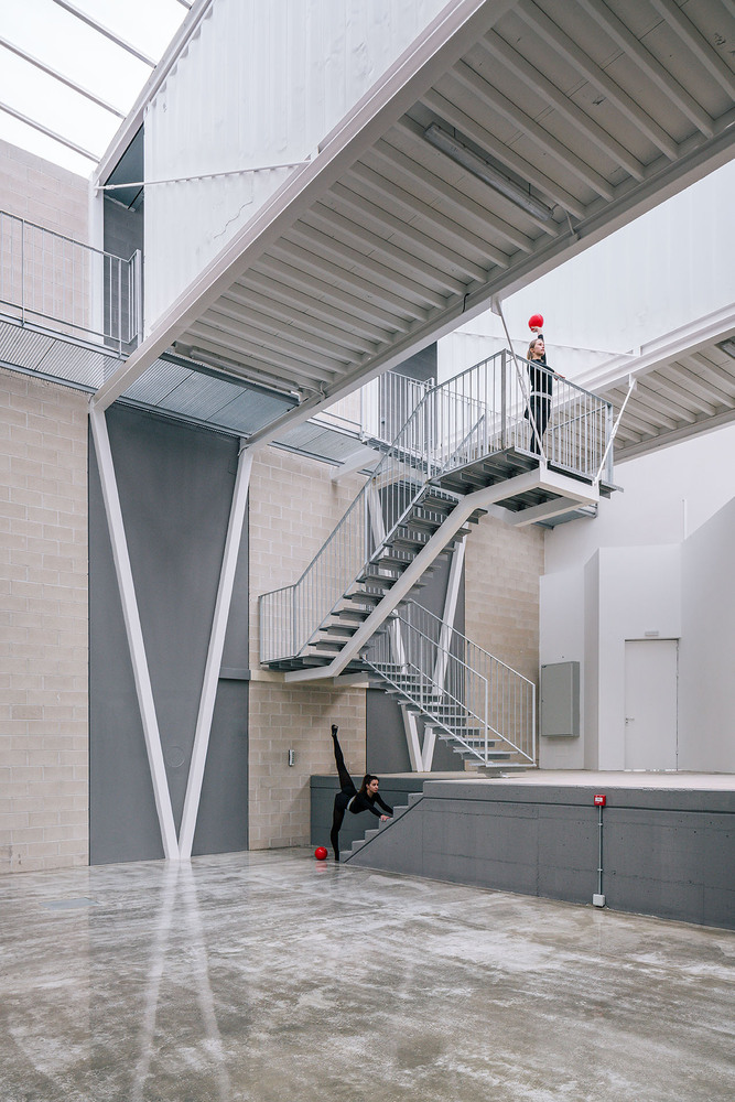 西班牙1957平米的集装箱工业风建筑---酷图编号1353503