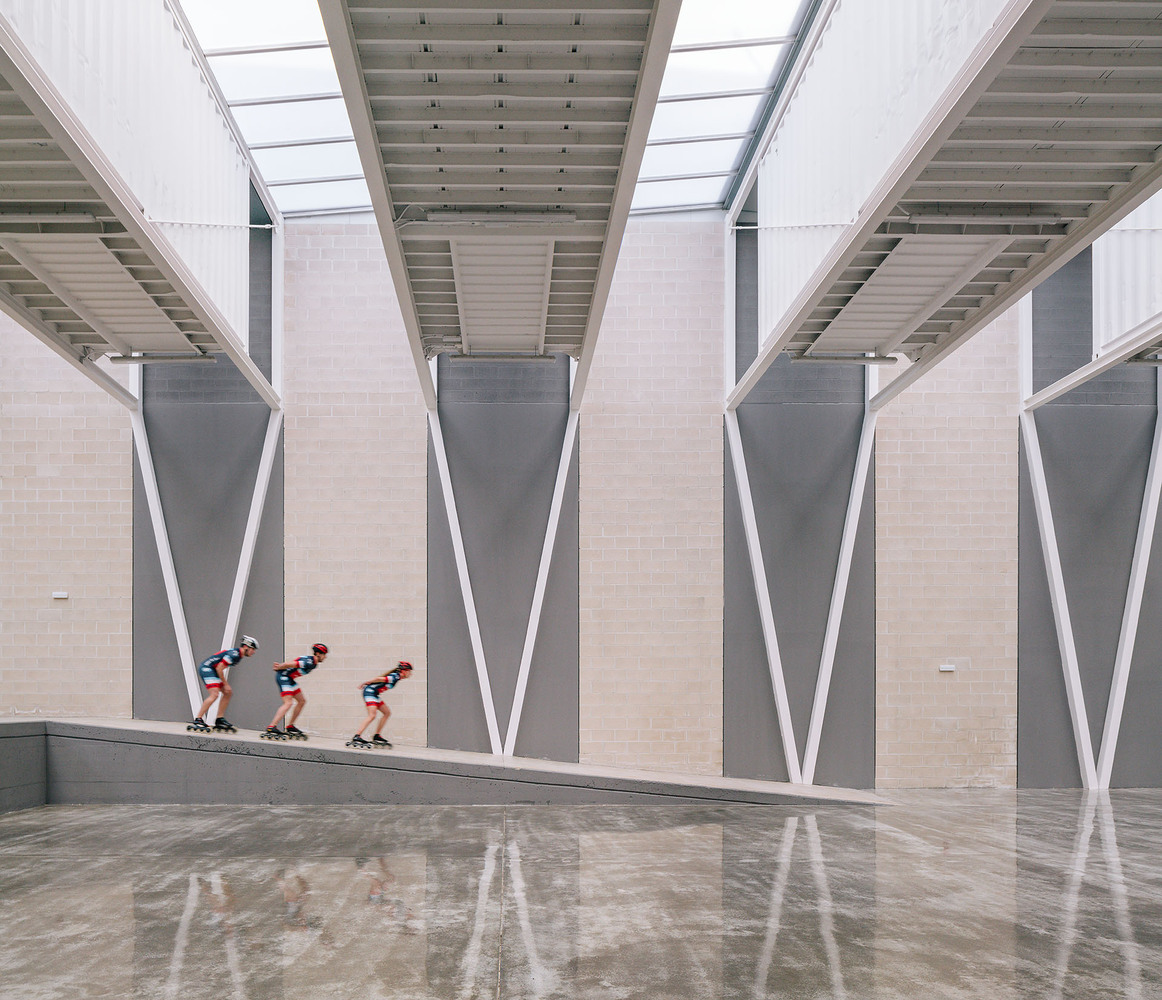 西班牙1957平米的集装箱工业风建筑---酷图编号1353506