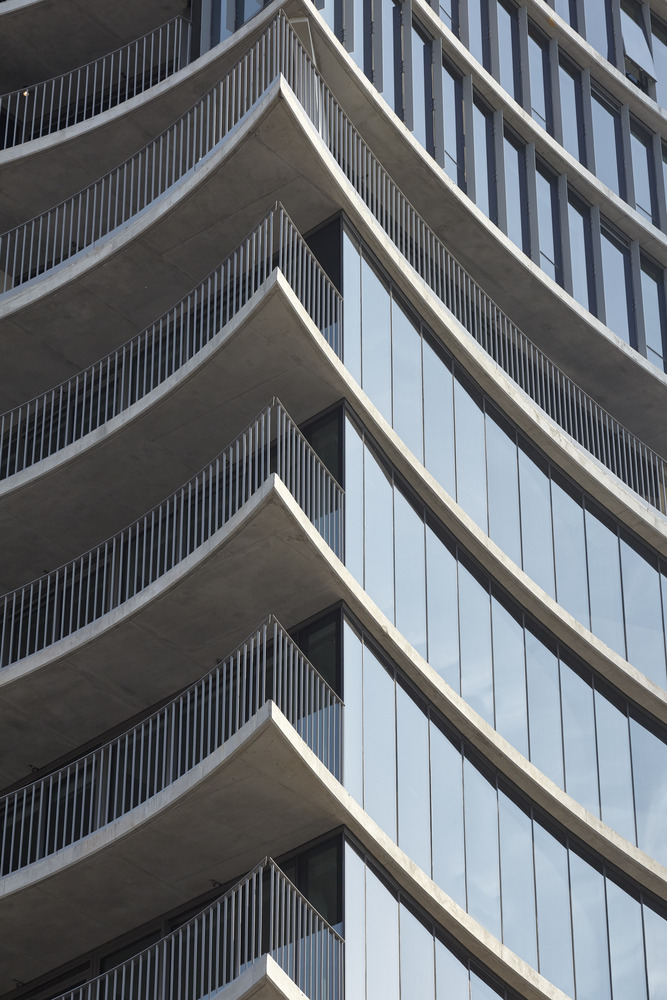 公寓大楼的内部公共空间十分宽敞,在九层还设置了一个大型景观户外露台,可以一览城市西向的壮美风光。室外火炉、餐厅、休息区、厨房以及定制的壁炉都开放给居民及访客享用。在这个空间里,各种各样的居民和客人都能够找到自己舒适的用餐场景――偏居一隅的安静、休闲卡座的舒适、或是团体用餐的正式。