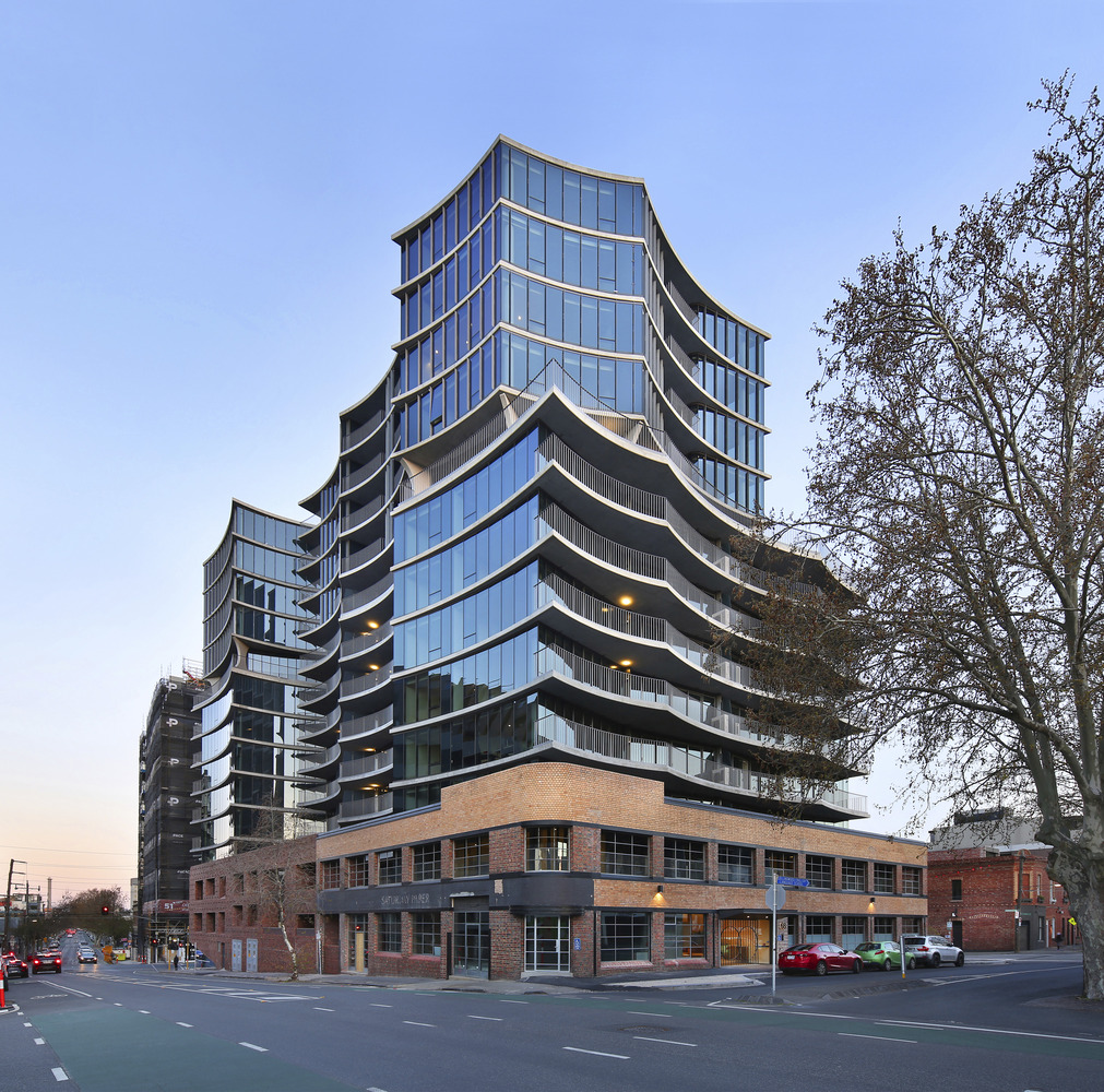 随着居民人口的增加,科林伍德区域的轻工业性质正在发生迅速的转变。砖砌仓库、维多利亚式的老宅,与现代复合住宅开发项目相互穿插,相得益彰,形成了肌理丰富的城市特征。科林伍德是城市的门户区域,是一个不拘一格的街区,在这里,绵延悠久的历史文化,与现代的零售和生活方式并肩共存。