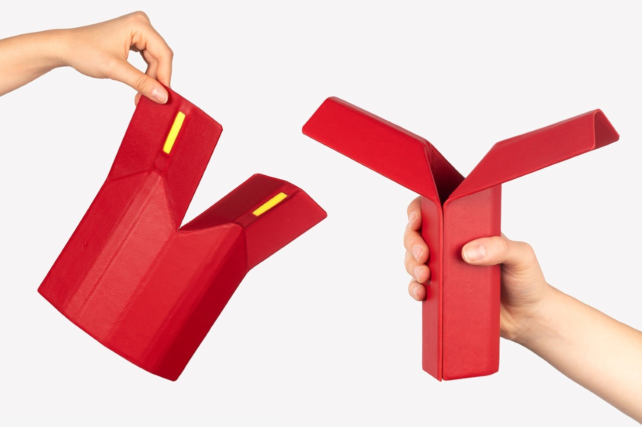 受折纸启发的灯在携带时可折叠成一张纸,并在您需要时打开为漂亮的台灯图片