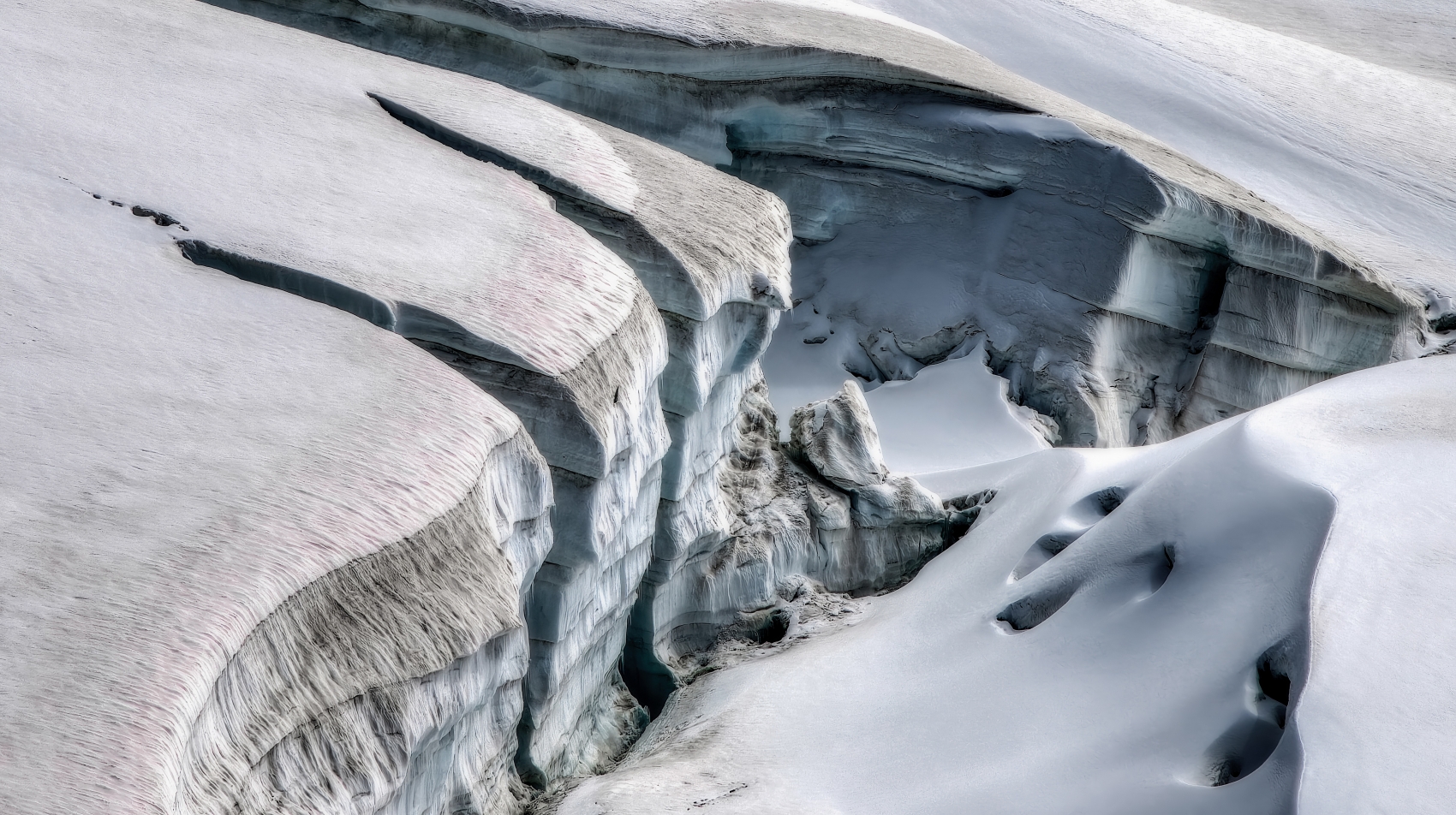 白色冬季开裂的雪峰图片