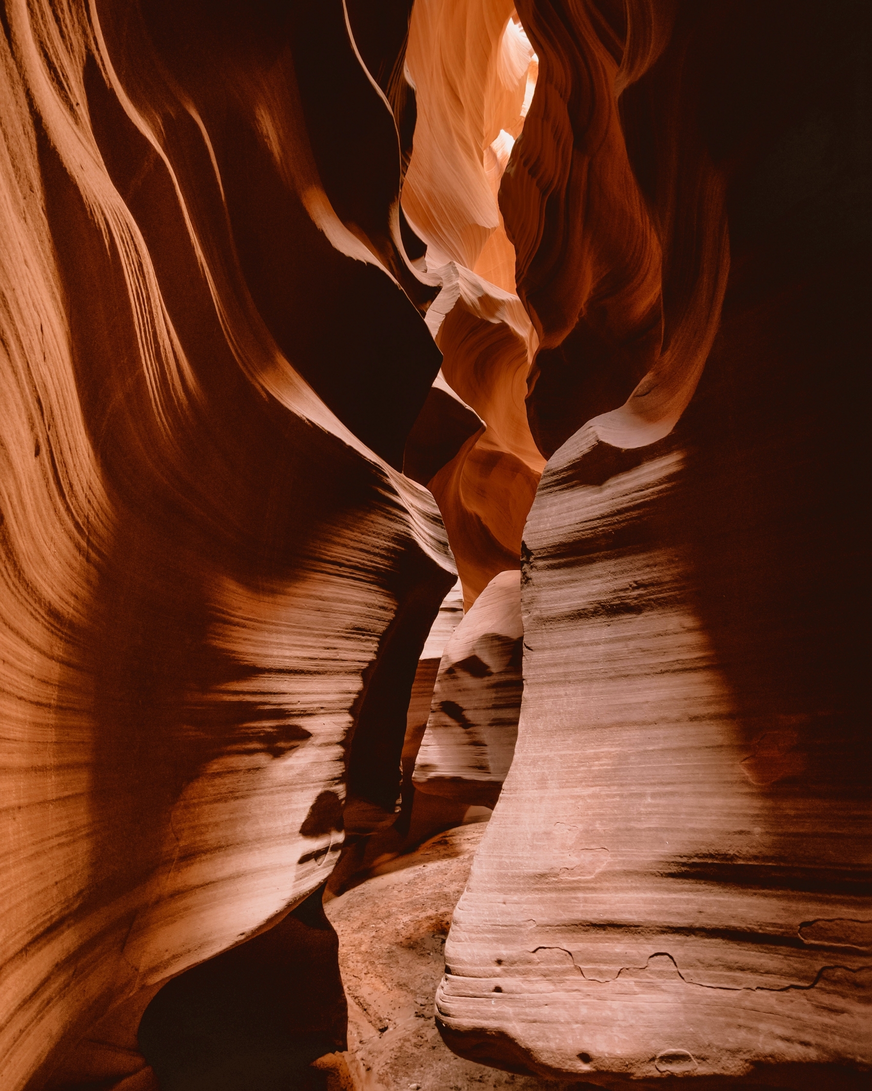 丹霞地貌洞穴图图片