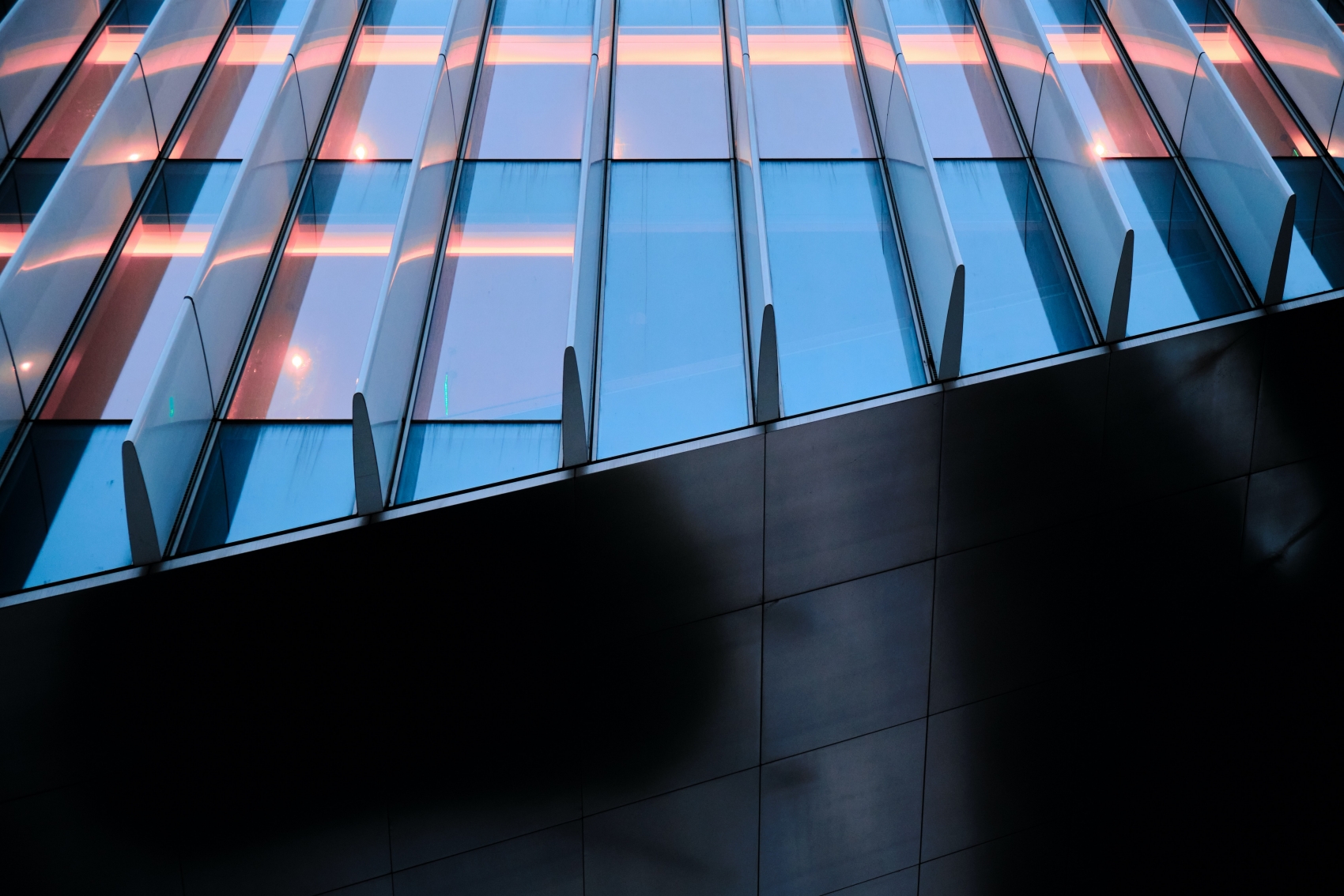 仰拍的大厦玻璃幕墙封面大图