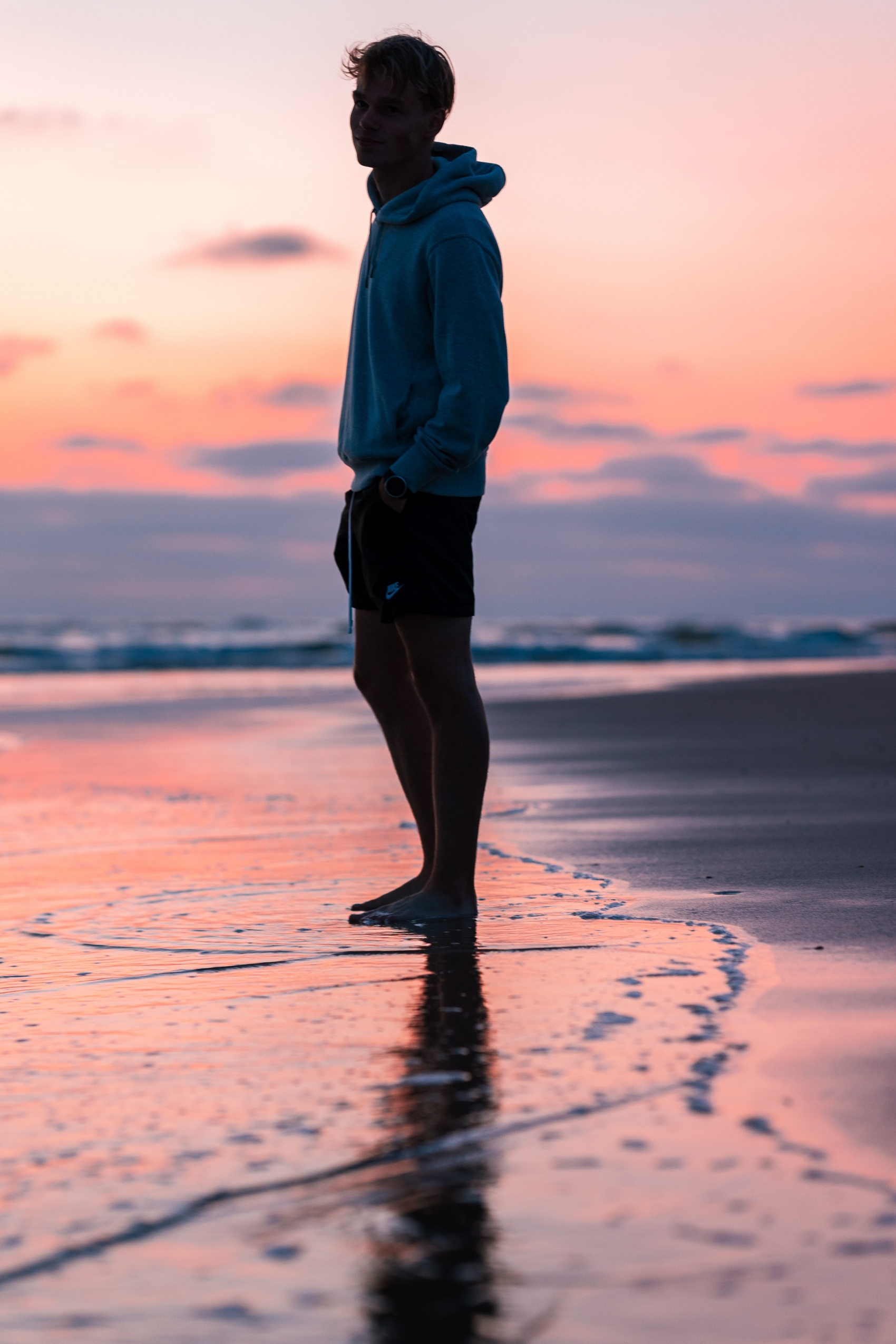 海边夕阳下的男子图片