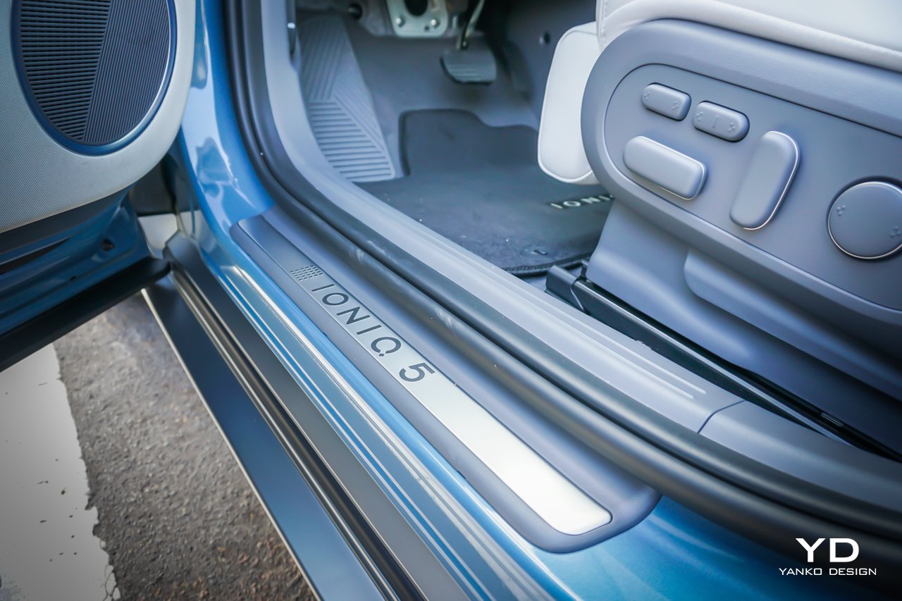 坐在方向盘后面,一键启动让 12.3 英寸的数字集群和 12.3 英寸的媒体触摸屏栩栩如生。一根杆充当您的变速杆,将拨盘转至“D”让您进入驾驶状态