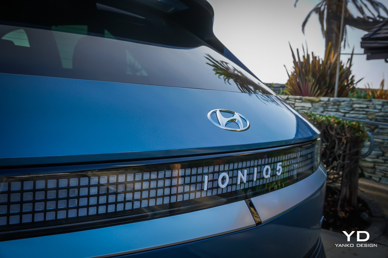 后排座椅可以向前滑动或向后倾斜,这在大型小型货车或超豪华轿车中更常见。后部的 120 伏插座可让您插入笔记本电脑,从而实现移动工作空间