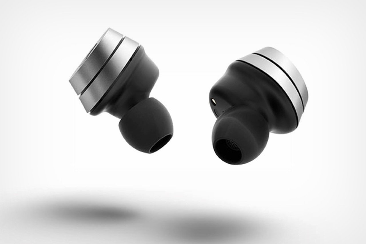 这款耳机采用极简设计,采用哑光铝制机身,与大多数高端笔记本电脑和电脑上的哑光金属饰面具有相同的优质吸引力。 耳机的正面印有 Porsche Design 标志,并安装在部分哑光金属外壳中,外壳的滑动皮盖上也印有相同的 PD 字母组合