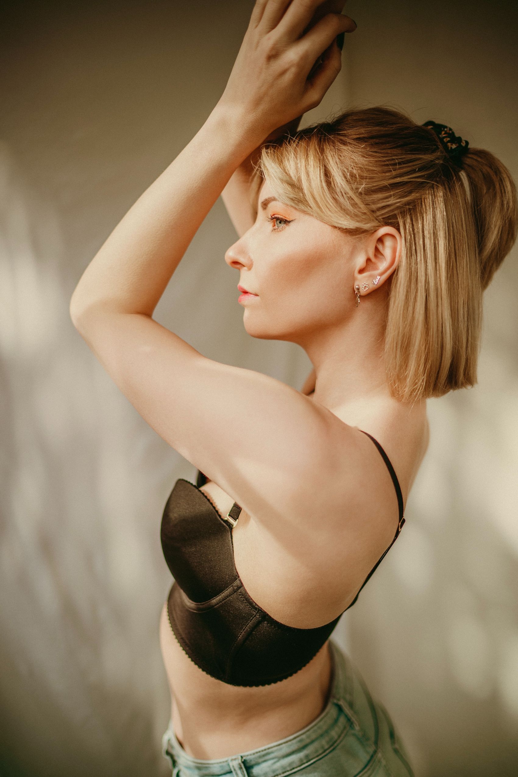 扭腰的金发美女图片