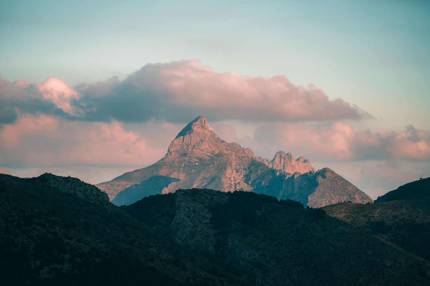 高山上的粉红色云彩图片