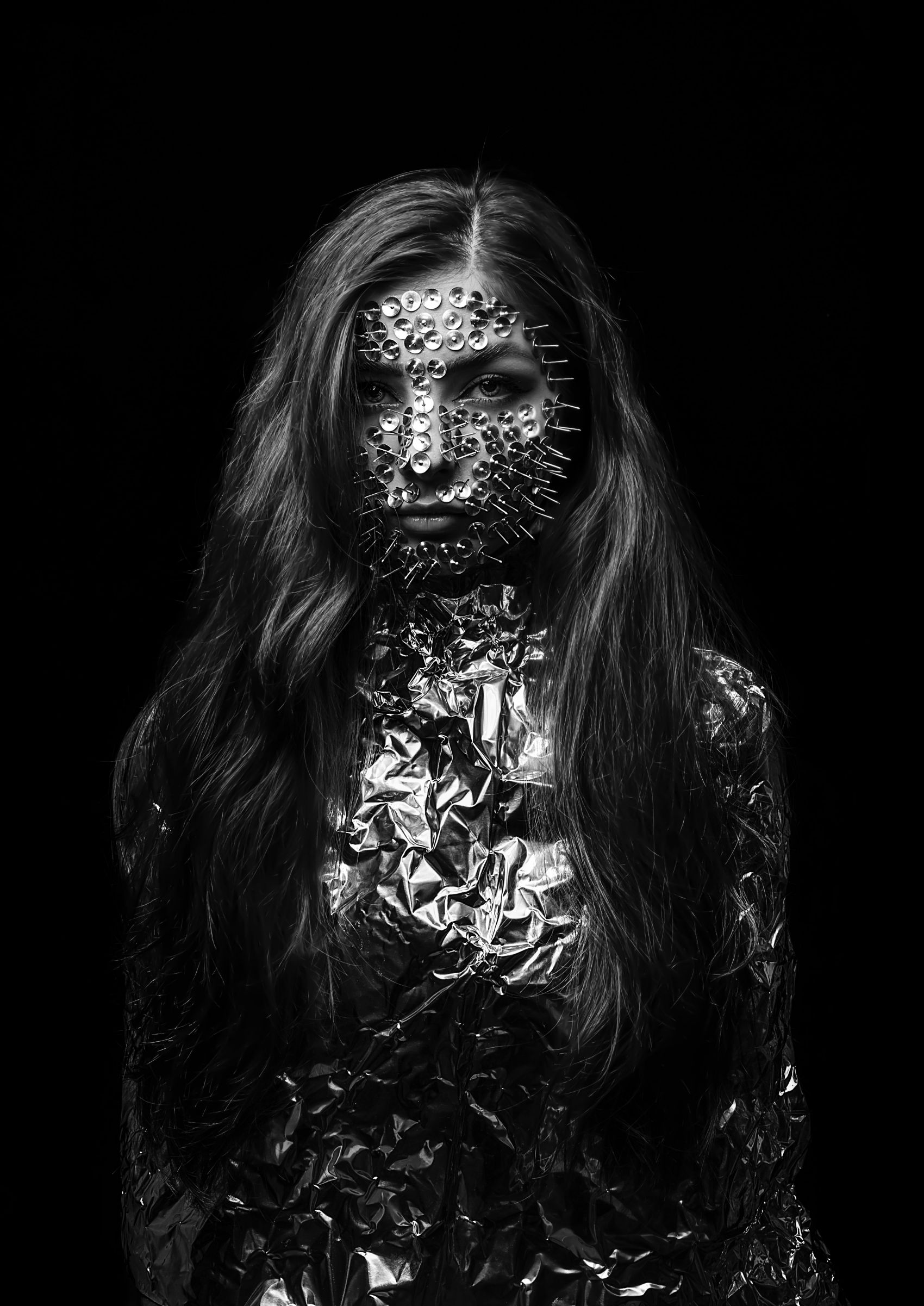 脸部贴满图钉的人像黑白图图片