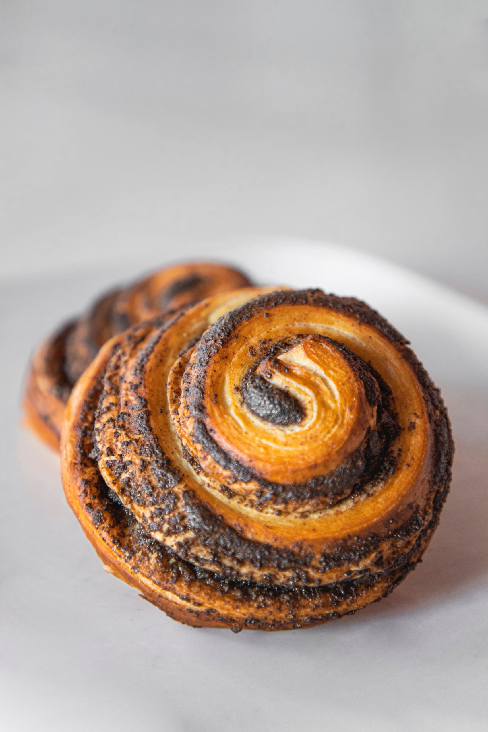 烤焦的羊角面包图片