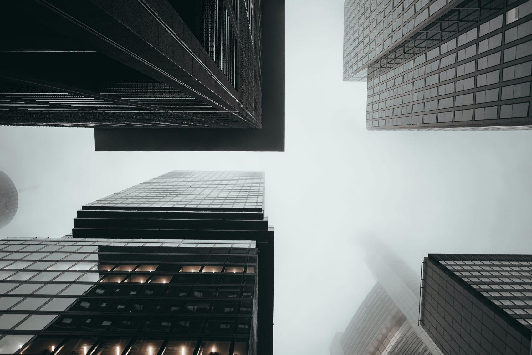 仰拍雾气中的写字楼建筑图片