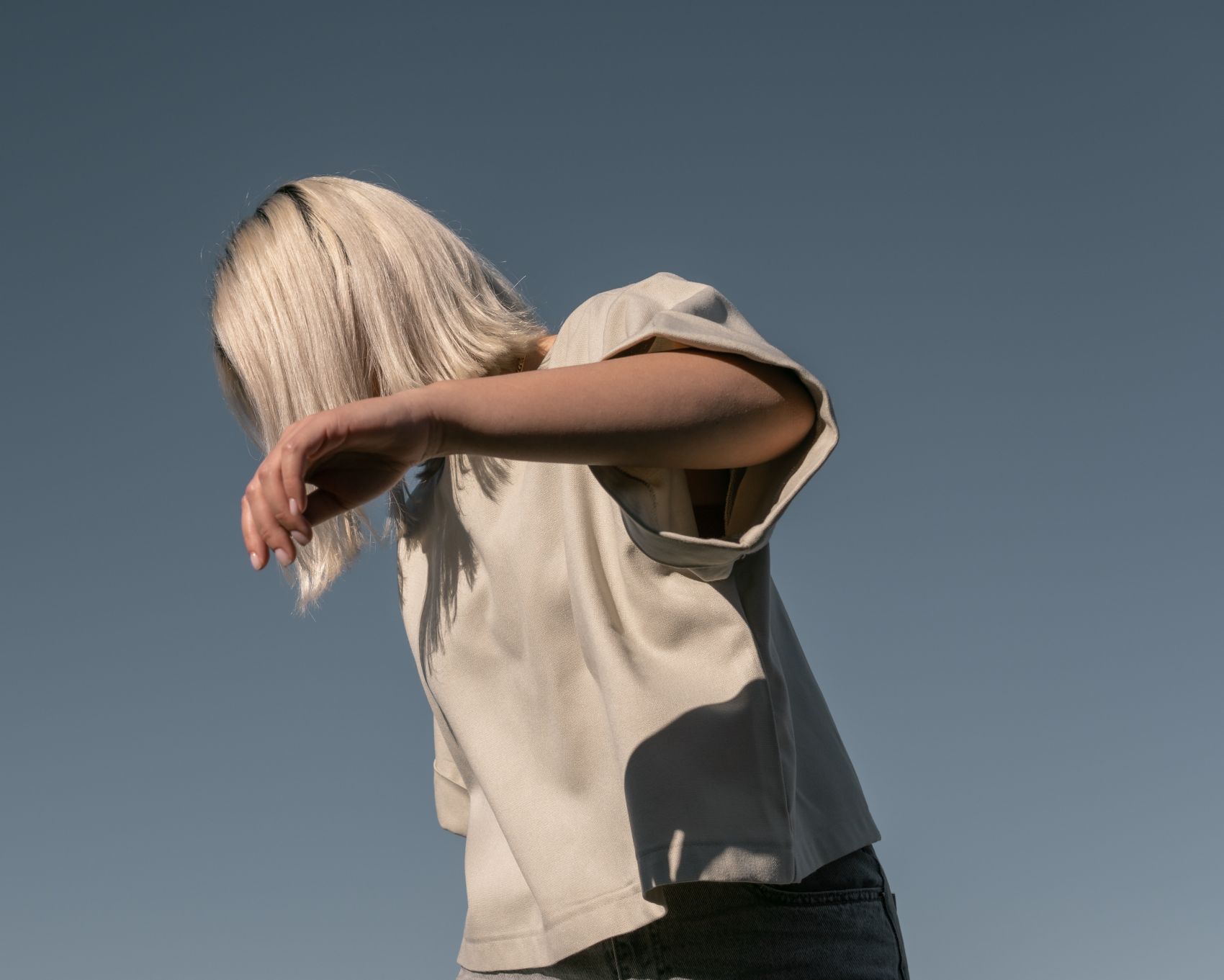 俏皮遮挡脸部的金发美女图片