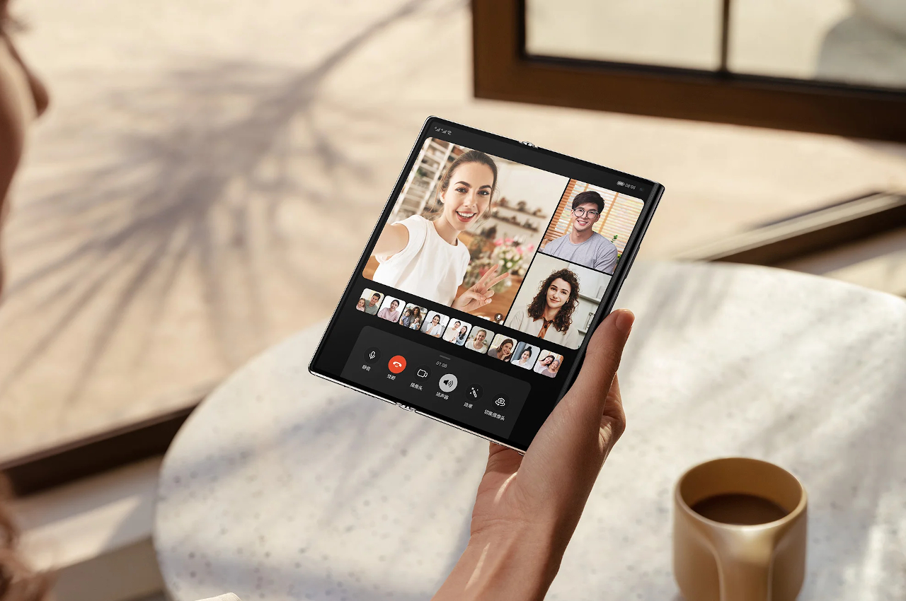 虽然许多人可能会想象可折叠手机可以像书本一样折叠,这就是三星“innie”设计的工作原理,但这并不是唯一的折叠方式。 事实上,这是最低效的方式,因为它必须做出许多妥协。 例如,这样的设备在折叠关闭时将无法使用,除非外面有第二个显示器。 它还要求折叠区域应该有一个间隙,这意味着如果没有一些技巧,它不会真正折叠平。