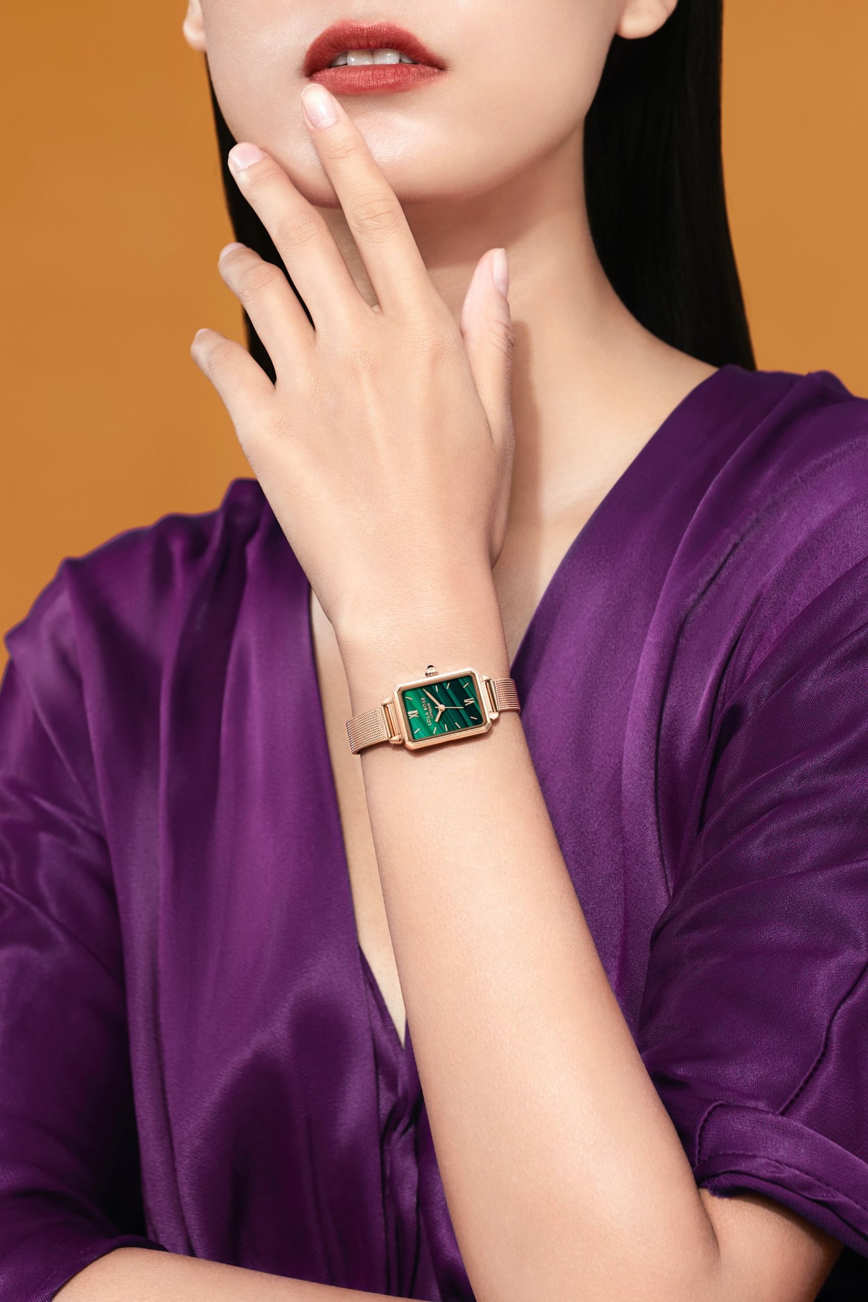 手戴精致腕表的女性 手机移动版 手戴精致腕表的女性 手机移动版