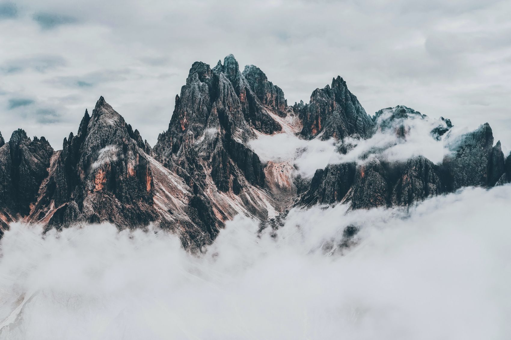 雨后的雪山云雾图图片