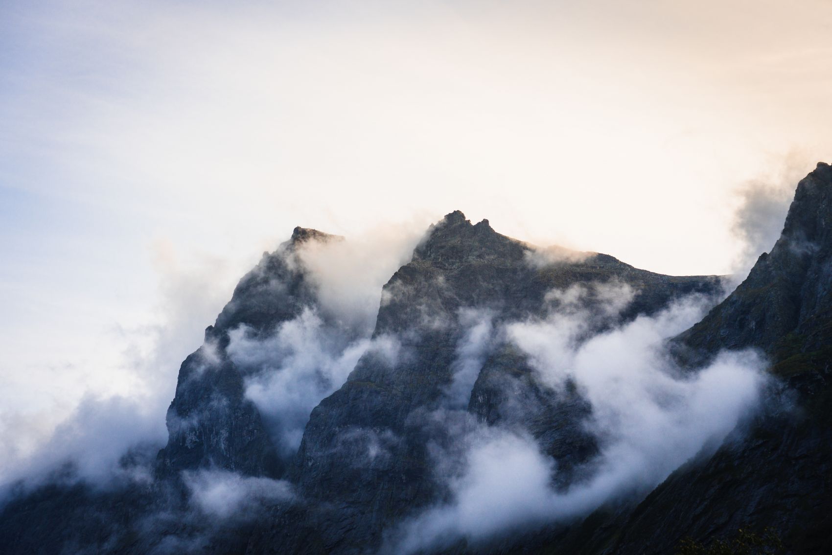 雾气缠绕的雪山图图片