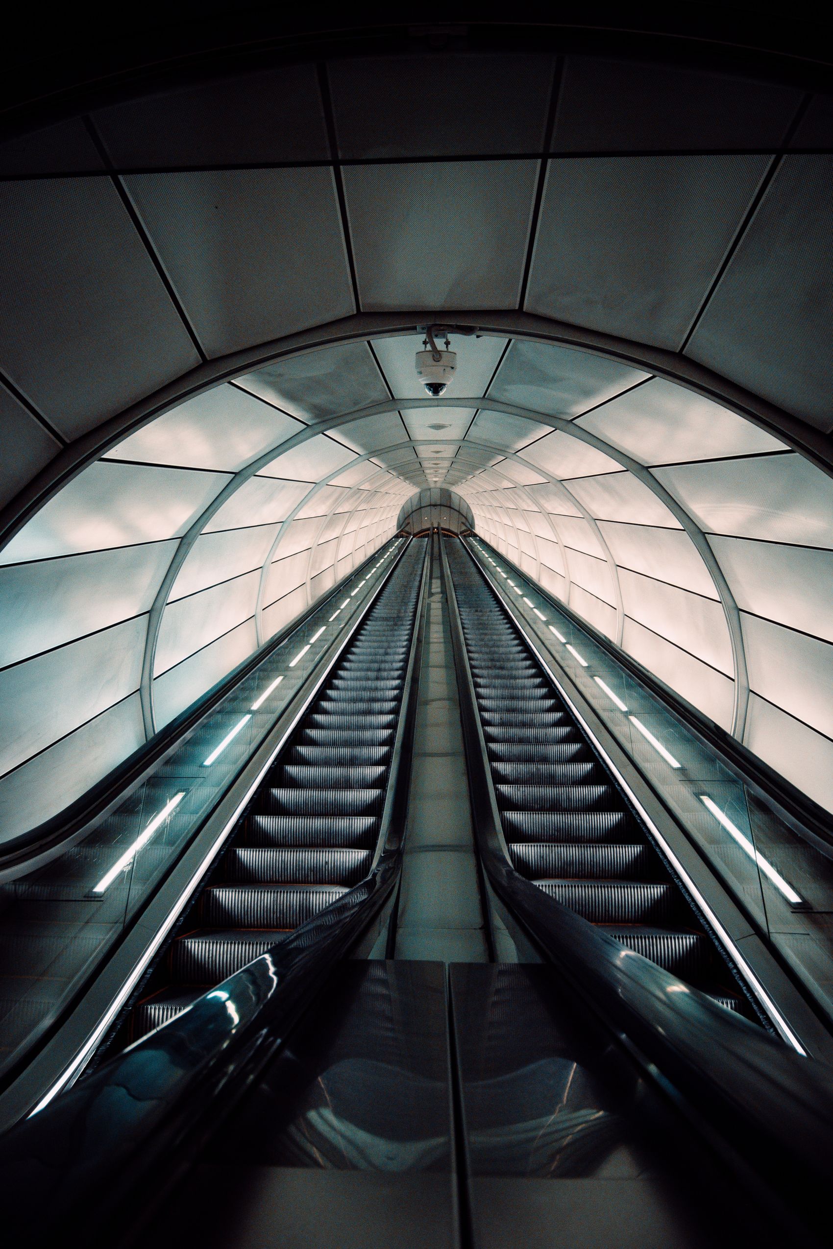 地铁电梯通道图封面大图