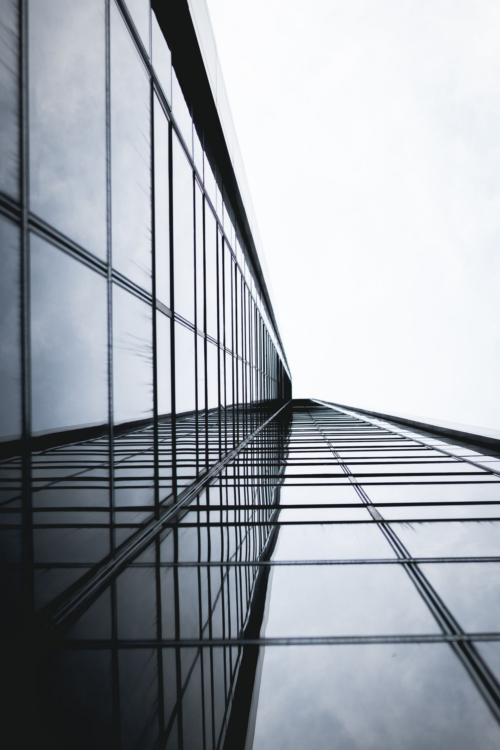 仰拍的写字楼幕墙封面大图