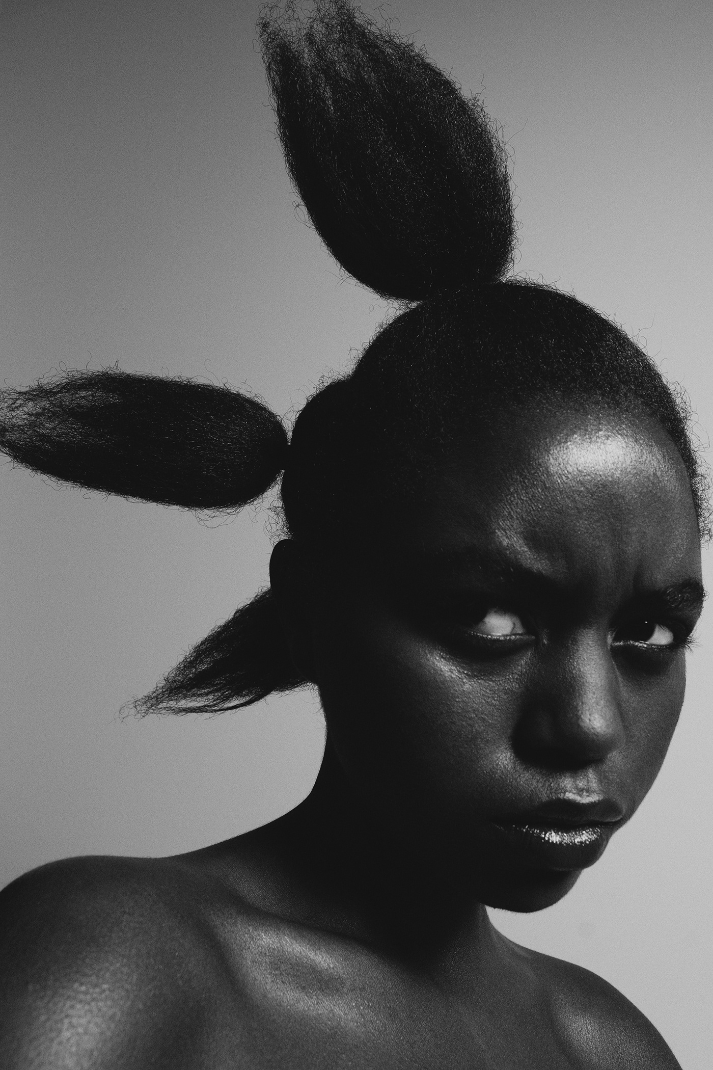 Chamomiles在头发的浪漫黑女人 · 免费素材图片