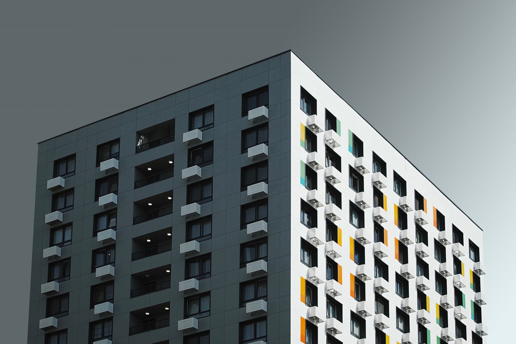 仰拍的五彩写字楼图片