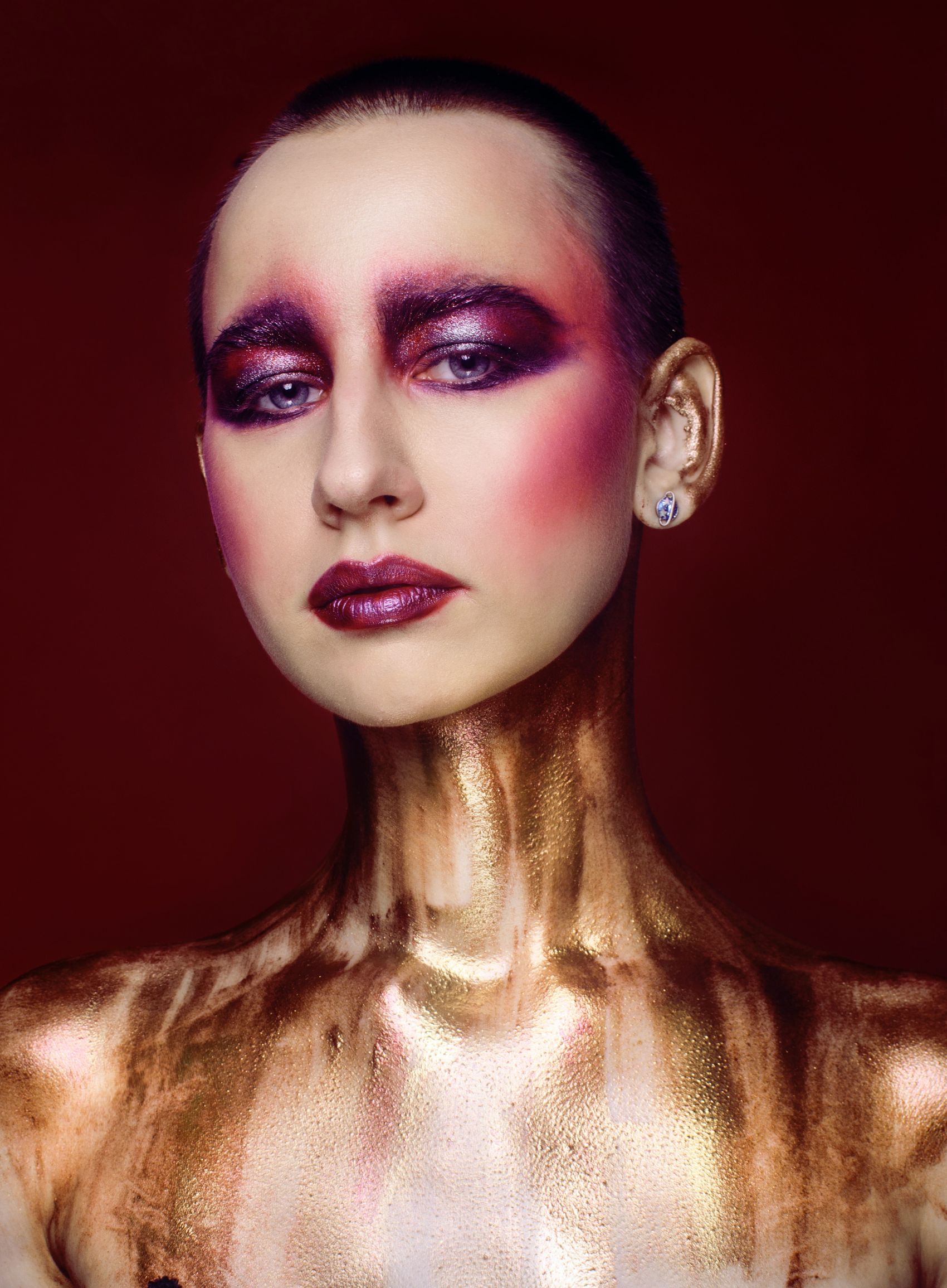 脖子涂满金色金箔的彩妆女郎图片