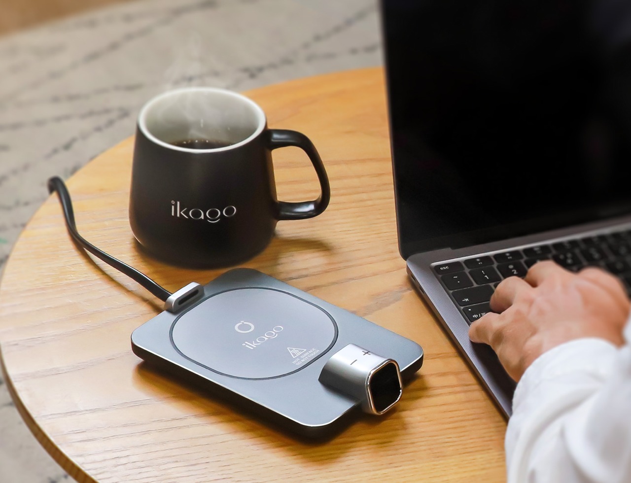 可以检测咖啡杯温度并为您加热的智能桌面杯垫---酷图编号4