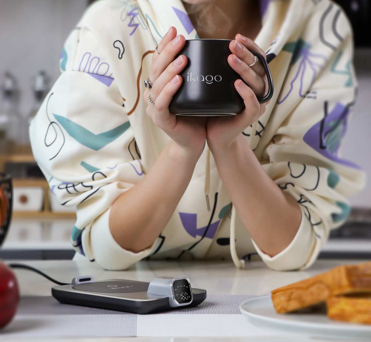 可以检测咖啡杯温度并为您加热的智能桌面杯垫---酷图编号1